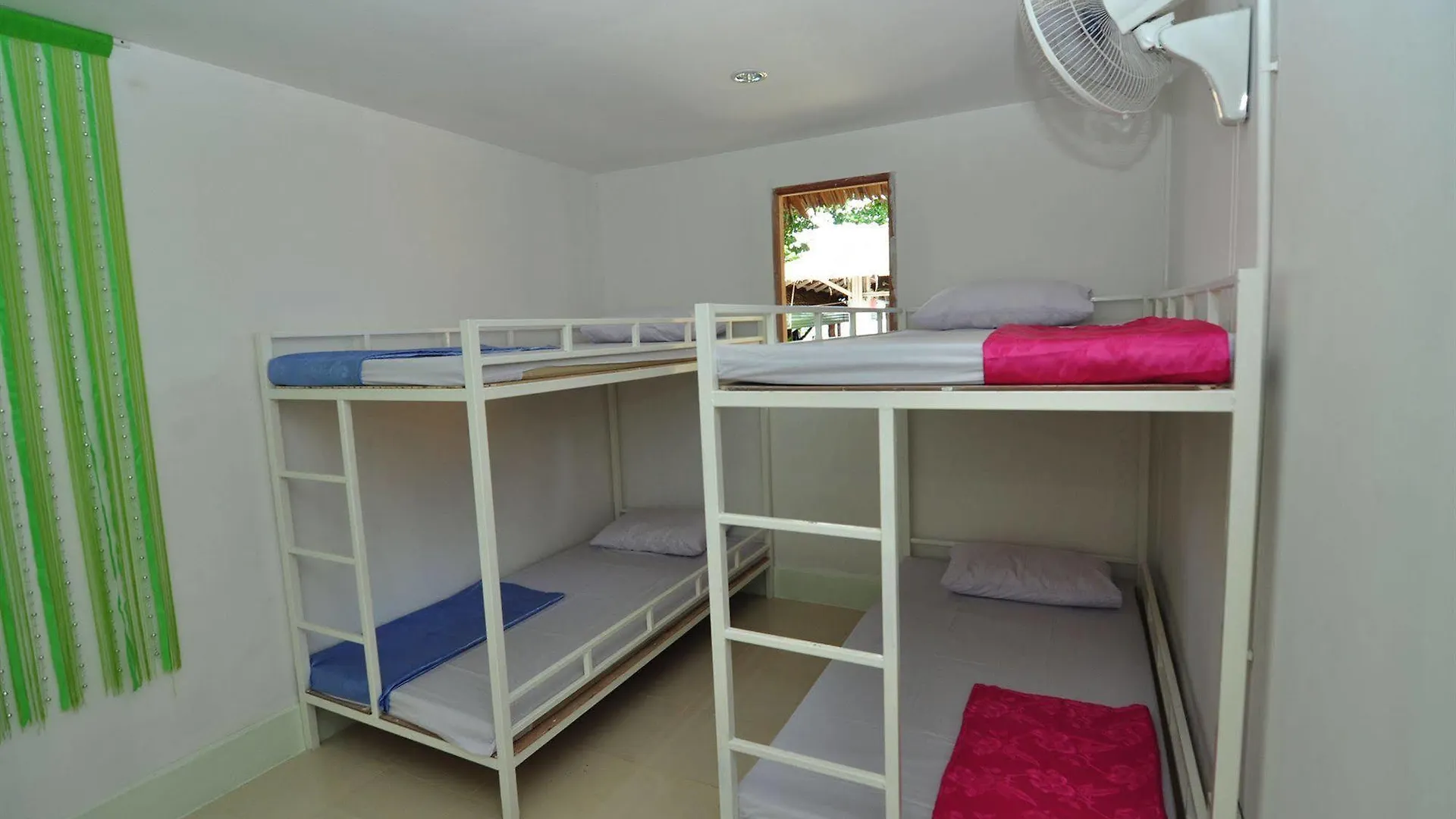 Blanco Dorm Room & Restaurant Ko Phi Phi
